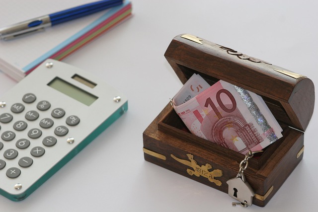 Sesión educativa de planificación financiera con participantes tomando notas en grupo reducido
